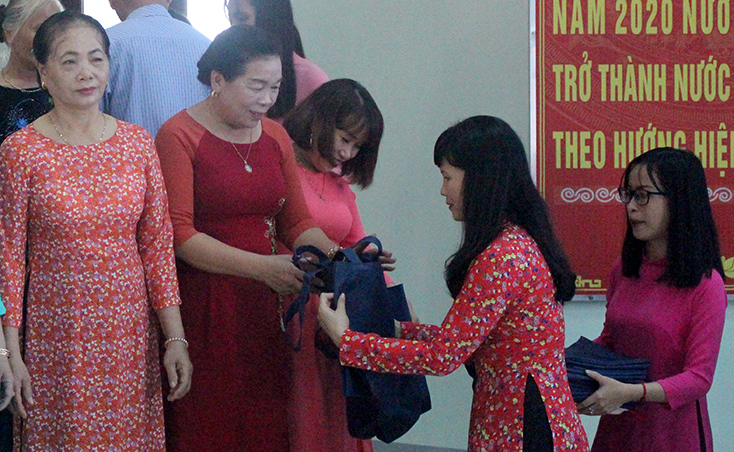 Hội LHPN thành phố Đồng Hới cấp phát túi nội trợ thông minh cho hội viên phụ nữ xã Quang Phú   