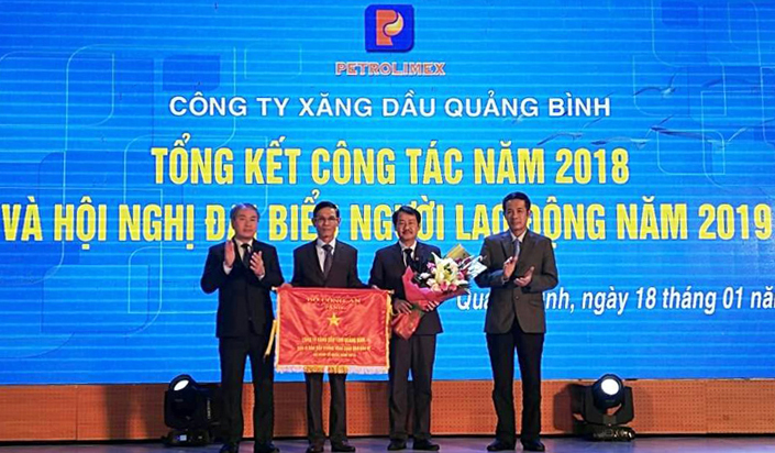 Đồng chí Trần Công Thuật, Phó Bí thư Tỉnh ủy đã thay mặt Bộ trưởng Bộ Công an trao cờ thi đua xuất sắc cho Công ty xăng dầu Quảng Bình