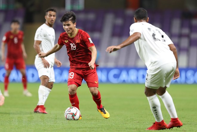 Tiền vệ Quang Hải (19) đi bóng trong trận đấu giữa đội tuyển Việt Nam và đội tuyển Yemen. (Ảnh: Hoàng Linh/TTXVN)