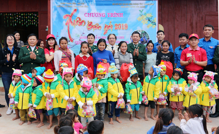 Tặng quà cho học sinh và phụ huynh tại điểm Trường Mầm non Cồn Roàng.  