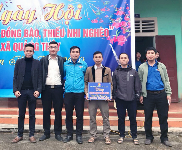 Thị đoàn Ba Đồn trao tiền hỗ trợ làm sân bóng đá cho trường Tiểu học và THCS Quảng Thủy.