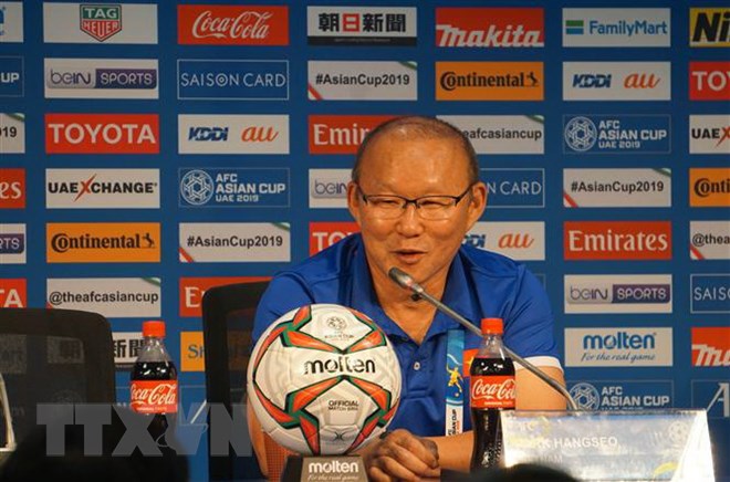 Huấn luyện viên Park Hang-seo phát biểu tại buổi họp báo sau trận đấu. (Ảnh: Hoàng Linh/TTXVN)