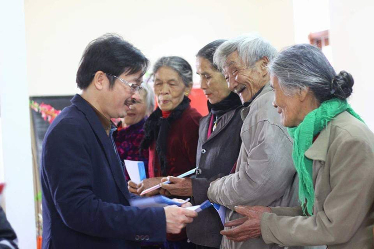 Ông Lương Hải Lưu, Giám đốc Ngân hàng Viettinbank Quảng Bình tặng quà cho các hộ nghèo tại huyện Tuyên Hóa