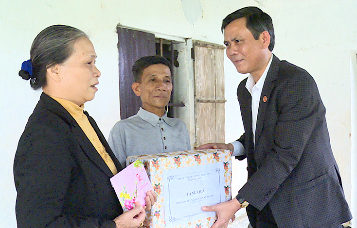 Đồng chí Bí thư Thị ủy Ba Đồn Trần Thắng tặng quà Tết cho các gia đình chính sách tiêu biểu.