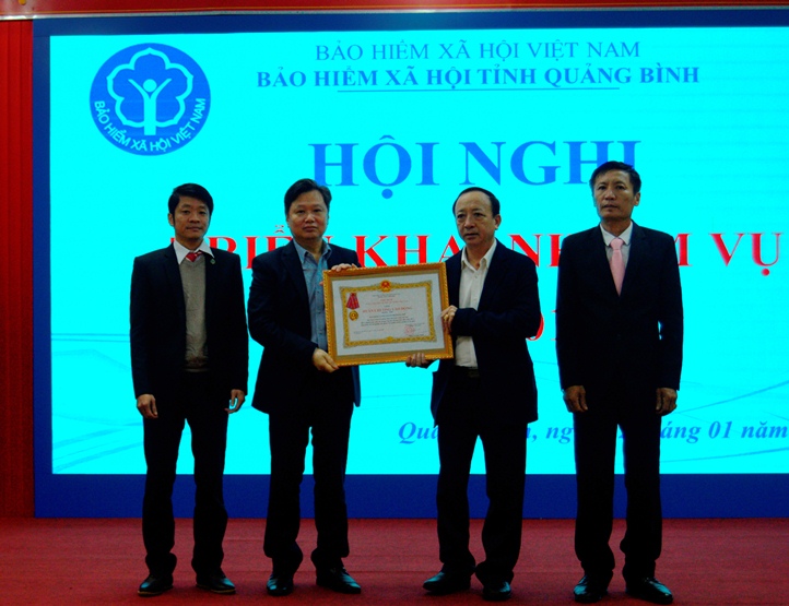 Thừa ủy quyền của Chủ tịch nước, đồng chí Phó chủ tịch UBND tỉnh Nguyễn Tiến Hoàng đã trao Huân chương lao động hạng nhì cho BHXH P.Đồng Hới.