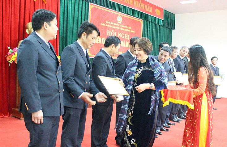 Đồng chí Nguyễn Thị Thanh Hương, Ủy viên Ban Thường vụ Tỉnh ủy, Phó Chủ tịch HĐND tỉnh trao danh hiệu  "Tập thể lao động xuất sắc " cho các tập thể ngành Tòa án.