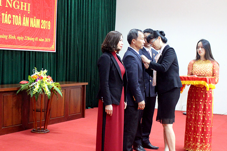 Đồng chí Lê Thị Ngọc Hà, Phó Chánh án TAND cấp cao tại Đà Nẵng trao kỷ niệm chương  "Vì sự nghiệp Tòa án " cho các cá nhân có nhiều đóng góp cho ngành Tòa án.