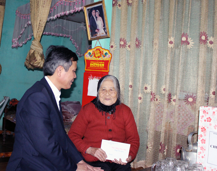 Đồng chí Bí thư Thị ủy Ba Đồn thăm và tặng quà cho Mẹ Việt Nam anh hùng Hoàng Thị Hy.
