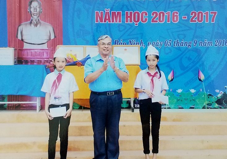 Hội Khuyến học xã Bảo Ninh trao thưởng cho các em học sinh nghèo vượt khó học giỏi trên địa bàn.