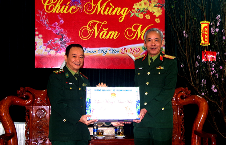Thiếu tướng Nguyễn Đức Hóa, Phó Chính ủy Quân khu 4, tặng quà, chúc Tết cán bộ, chiến sĩ Bộ chỉ huy BĐBP tỉnh.