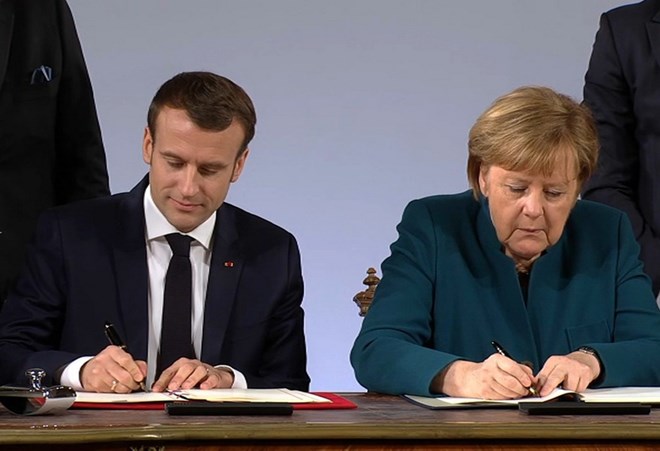 Thủ tướng Đức Merkel và Tổng thống Pháp Macron ký Hiệp ước Aachen. (Nguồn: bfmtv.com)