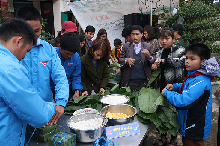 Thi gói bánh chưng