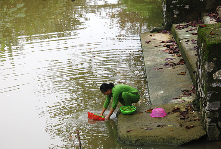 Thiếu nước sạch, nhiều người dân phải dùng nước sông Kiến Giang. 