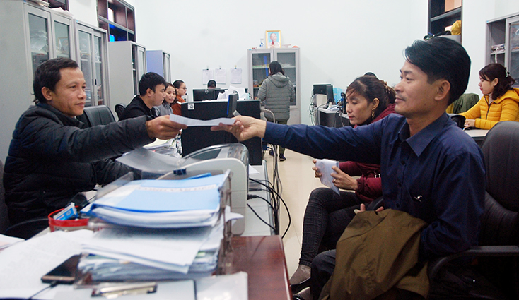 Người dân đến làm thủ tục hành chính tại Chi nhánh văn phòng đăng ký đất đai huyện Quảng Trạch.