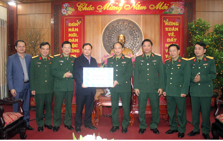 Đồng chí Lê Minh Ngân, Tỉnh ủy viên, Phó Chủ tịch UBND tỉnh tặng quà Tết chúc mừng Bộ Tư lệnh Quân khu 4.  