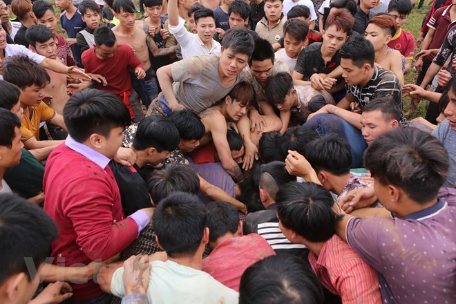 Cảnh chen lấn, xô đẩy để cướp phết tại hội phết Hiền Quan (Phú Thọ) 2018. (Ảnh: Vietnam+)