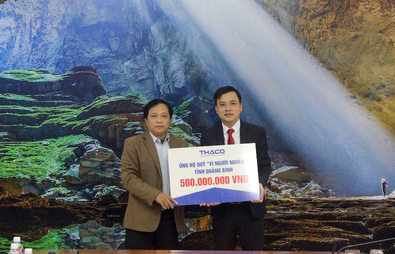 Ông Trần Công Thân, Giám đốc Công ty cổ phần ô tô Trường Hải, Chi nhánh Quảng Bình trao tiền hỗ trợ cho Uỷ ban MTTQ Việt Nam tỉnh