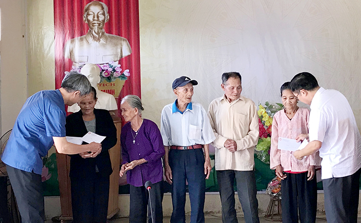 Mặt trận các cấp huyện Tuyên Hóa trao quà hỗ trợ cho các hộ gia đình có hoàn cảnh đặc biệt khó khăn trên địa bàn.
