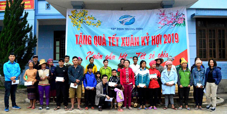 Đại diện Công đoàn Công ty Cổ phần Tập đoàn Trường Thịnh trao quà cho các hộ gia đình nghèo đón Tết tại xã Trọng Hóa, huyện Minh Hóa.