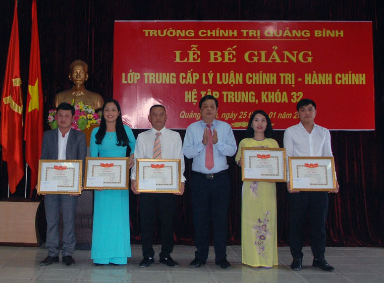 Đại diện lãnh đạo Trường Chính trị tỉnh trao giấy khen cho các học viên có thành tích xuất sắc.