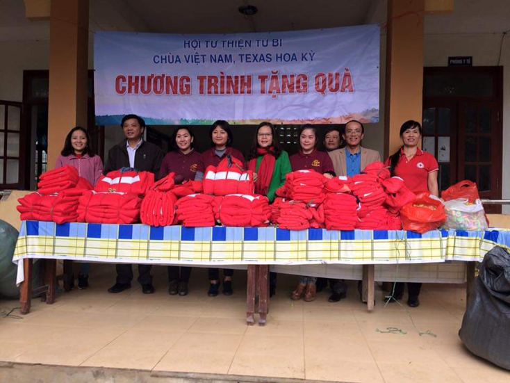 Đoàn từ thiện trao qua Tết cho học sinh xã Trường Sơn.