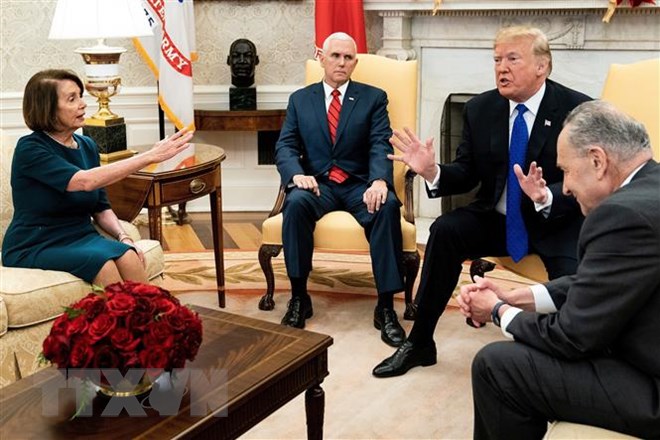 Tổng thống Mỹ Donald Trump (thứ 2, phải) và Chủ tịch Hạ viện Mỹ Nancy Pelosi trong cuộc họp tại Nhà Trắng, Washington, DC, ngày 11-12-2018. (Nguồn: AFP/TTXVN)