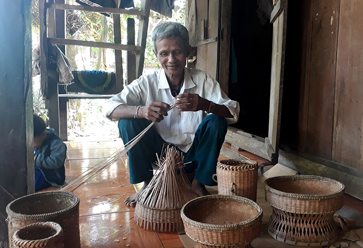 Ông Lê Hồng Na luôn nỗ lực tìm kiếm truyền nhân cho nghề đan lát truyền thống của người Vân Kiều.
