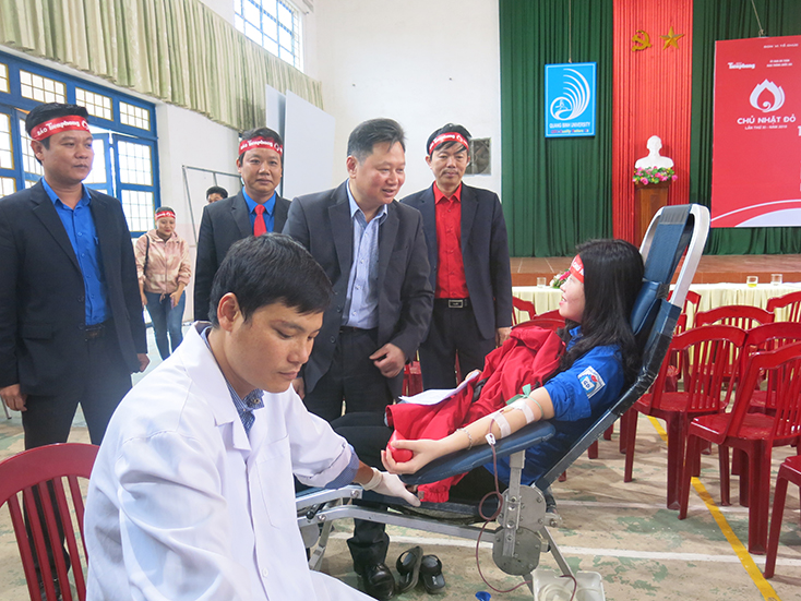 Đồng chí Nguyễn Tiến Hoàng, Tỉnh ủy viên, Phó Chủ tịch UBND tỉnh, Trưởng Ban chỉ đạo vận động hiến máu tình nguyện tỉnh thăm, động viên các tình nguyện viên tham gia hiến máu