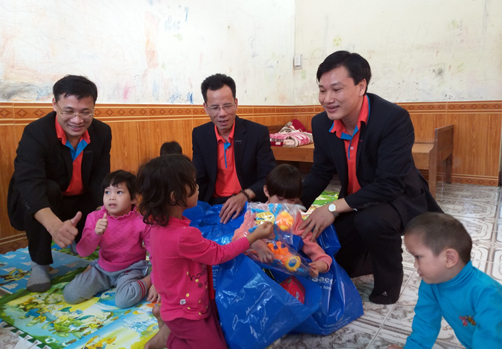 Sacombank chi nhánh Quảng Bình đã trao tặng quà cho các em nhỏ tại Trung tâm bảo trợ xã hội