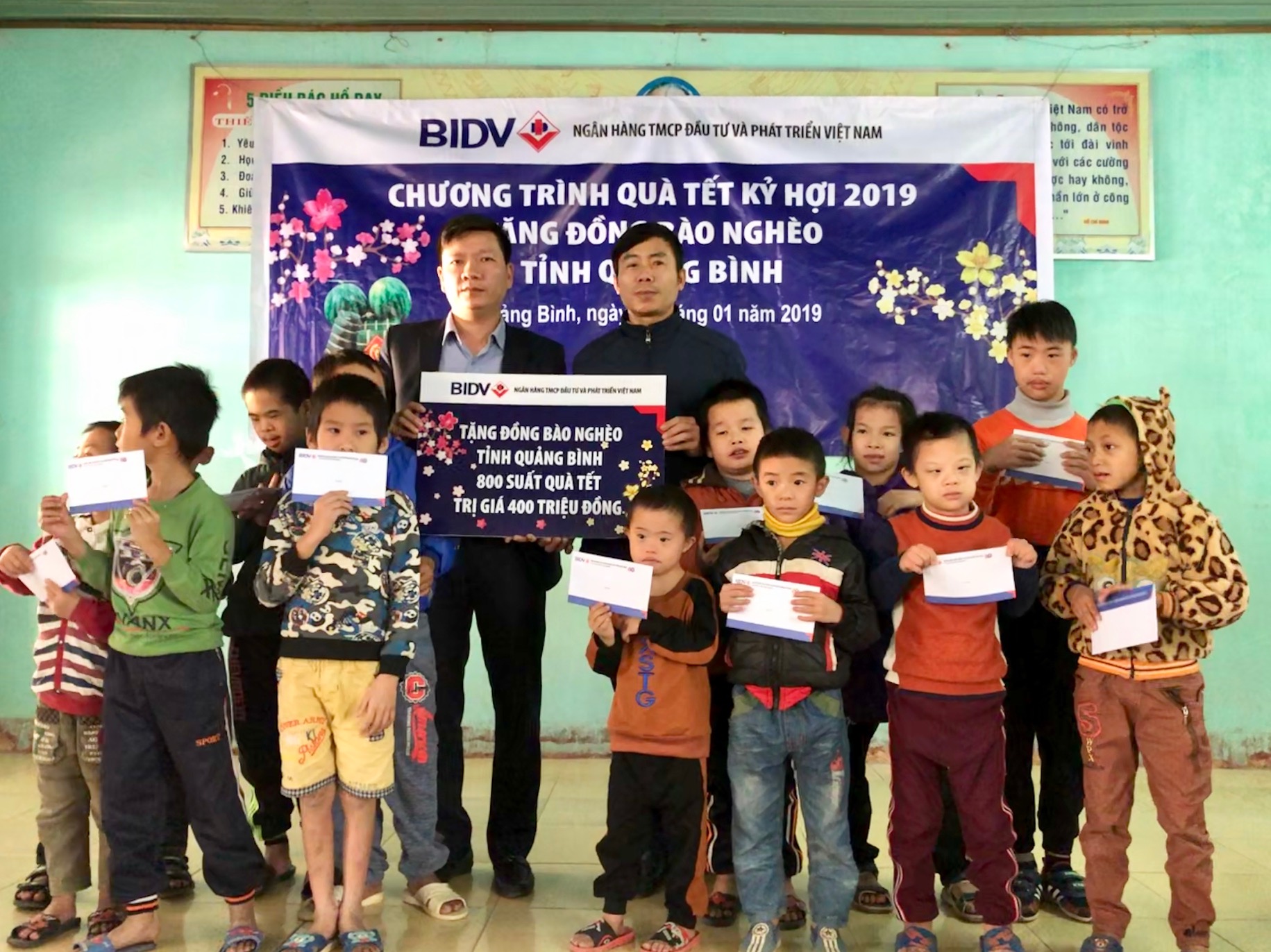 Công đoàn BIDV Bắc Quảng Bình trao quà cho các em học sinh trung tâm giáo dục trẻ khuyết tật huyện Quảng Trạch