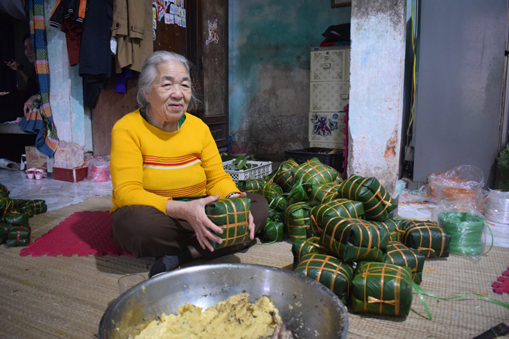 Ở tuổi 83, bà Tế vẫn còn dẻo dai và vẫn gắn bó với nghề gói bánh chưng, bánh tét.
