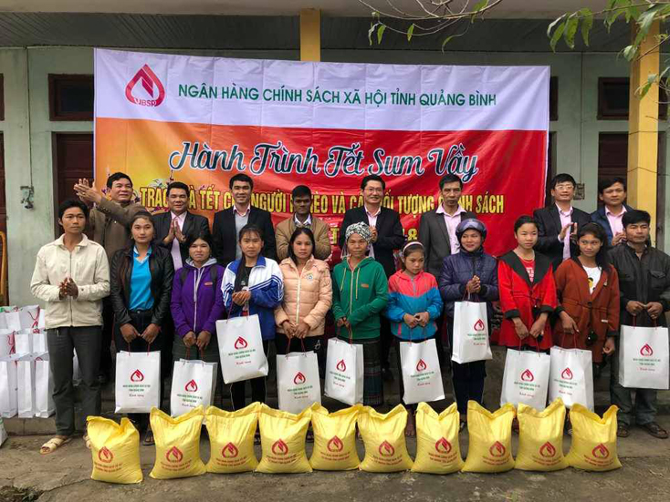Đại diện lãnh đạo NHCSXH Chi nhánh Quảng Bình trao quà Tết cho hộ nghèo xã Lâm Hóa, huyện Tuyên Hóa