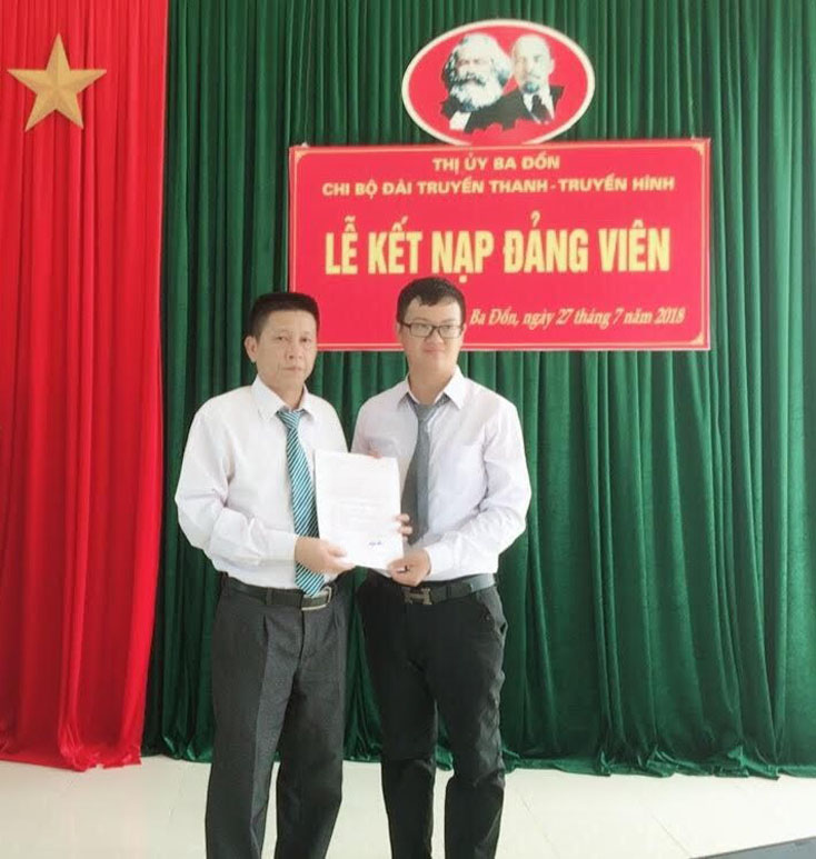 Lễ kết nạp đảng viên mới tại Chi bộ Đài TT-TH thị xã Ba Đồn