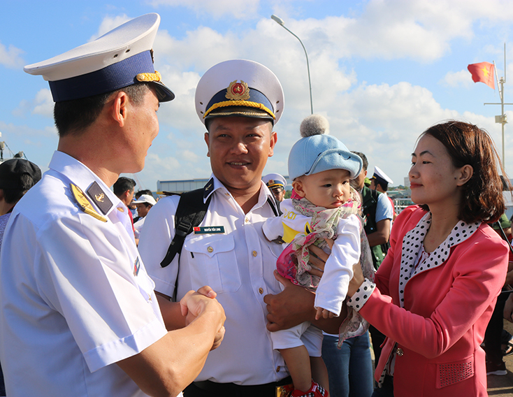 Thiếu tá Nguyễn Tiến Long chia tay vợ con và đồng đội. 