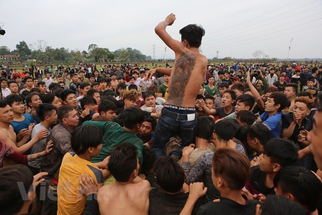 Năm 2018, hội phết Hiền Quan (Phú Thọ) tiếp tục vỡ trận. (Ảnh: Vietnam+)