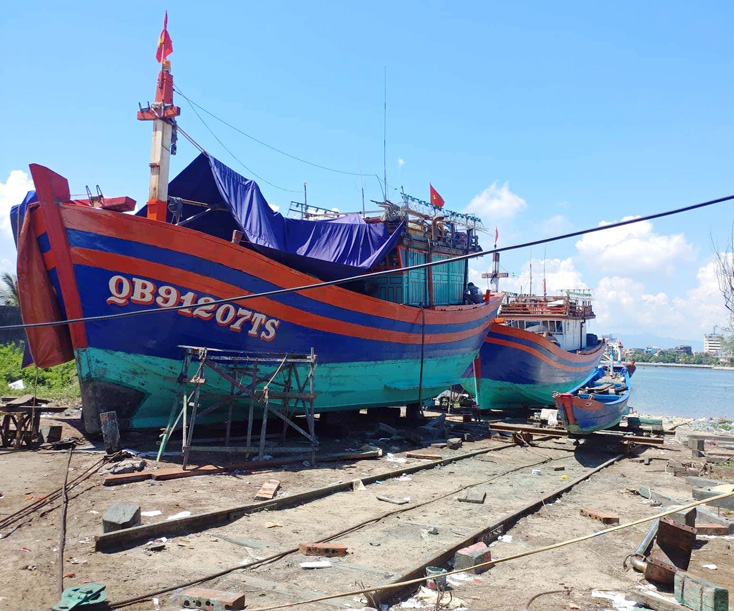 Cơ sở cơ sở sơn sửa, duy tu, đóng mới tàu thuyền của Công ty Tùng Châu xảy ra nhiều vi phạm về bảo vệ môi trường.