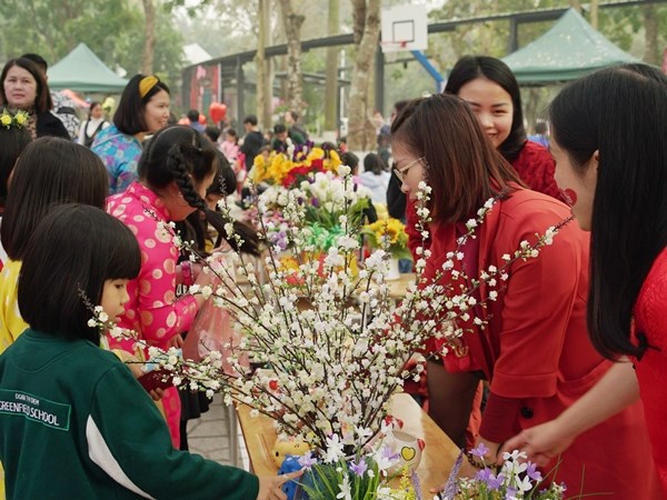 Nhiều trường học đã tổ chức lễ hội xuân để học sinh cảm nhận không khí Tết. (Ảnh: PV/Vietnam+)