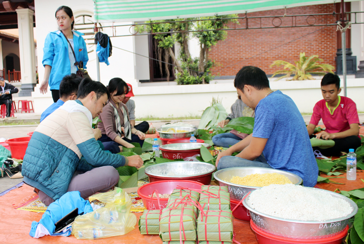 Các đoàn viên, thanh niên tham gia gói bánh chưng tại đình làng Phan Long.