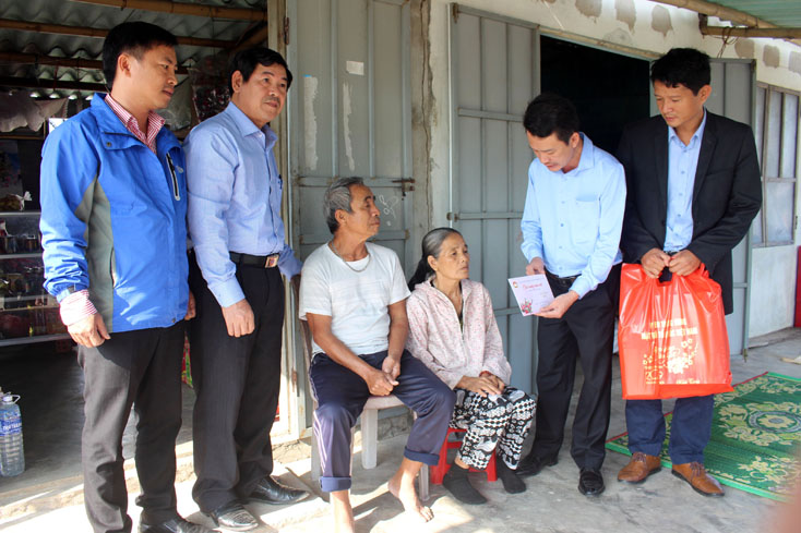 Quà Tết đã đến kịp thời với người nghèo, gia đình chính sách ở huyện Quảng Ninh.