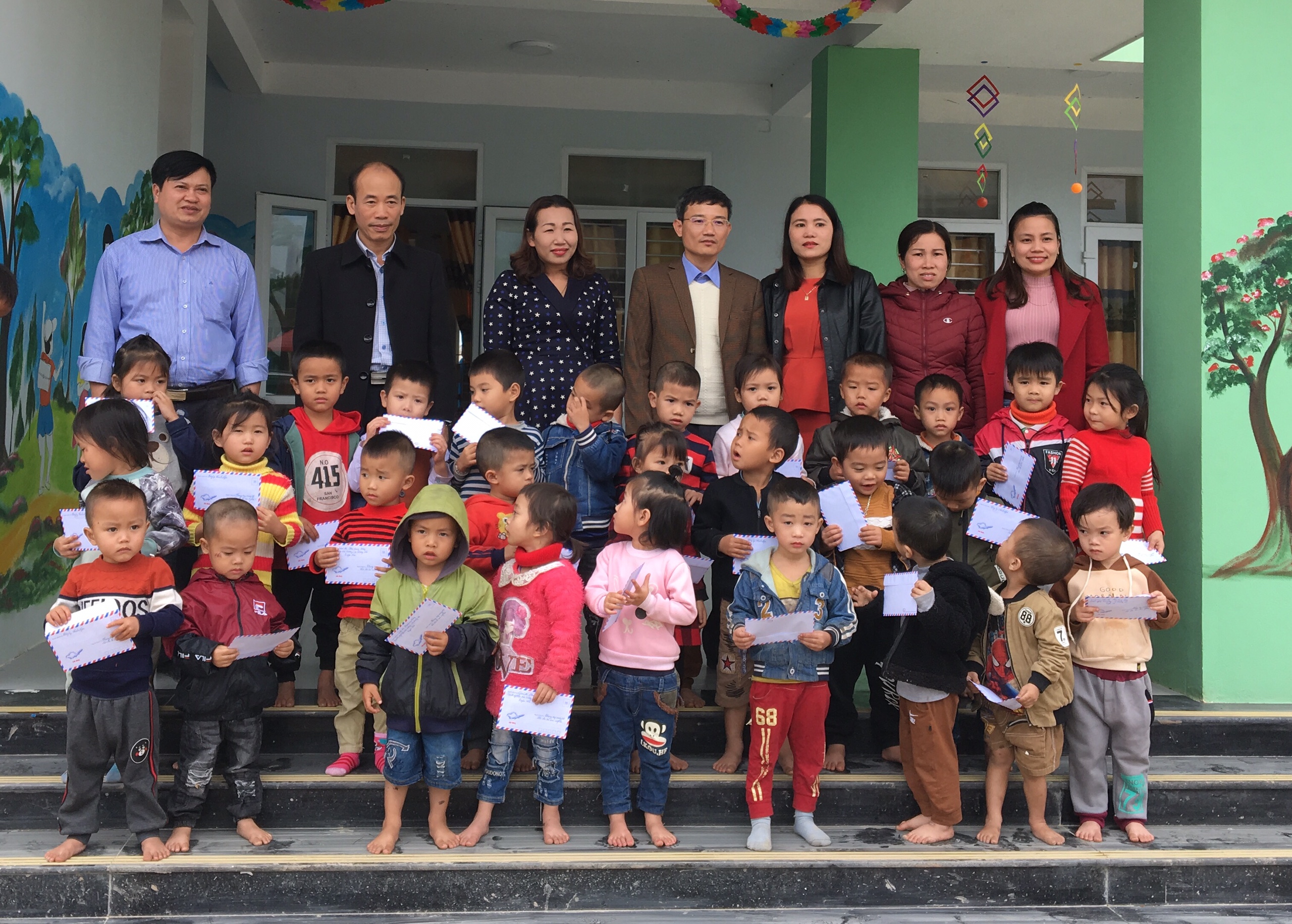 Hơn 355 suất quà được trao cho trẻ em nghèo trên địa bàn huyện Tuyên Hóa