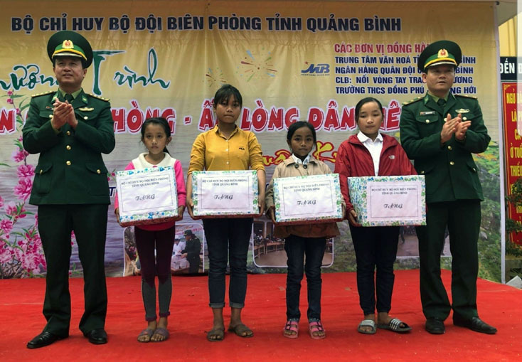 Đại diện Bộ chỉ huy BĐBP tỉnh trao quà cho các em học sinh có hoàn cảnh khó khăn tại xã Trường Sơn, huyện Quảng Ninh.
