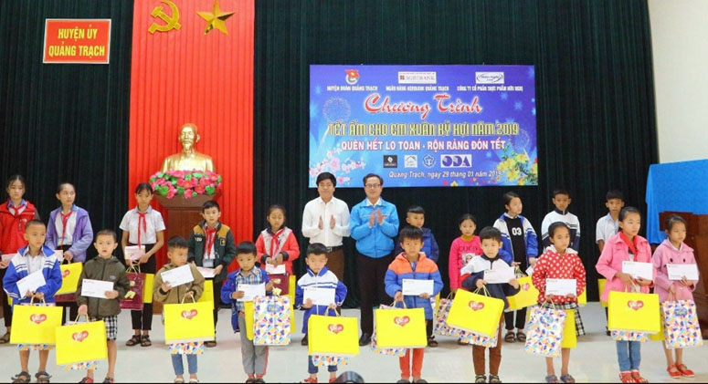 Huyện đoàn Quảng Trạch trao tặng quà cho các em học sinh có hoàn cảnh khó khăn trên địa bàn.