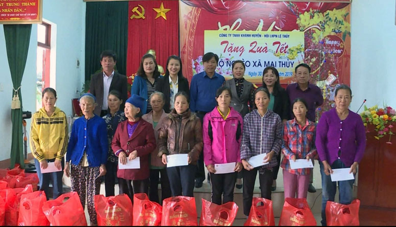 Hội LHPN huyện Lệ Thủy và Công ty TNHH Khánh Huyền trao quà cho hội viên phụ nữ nghèo tại xã Mai Thủy (huyện Lệ Thủy).