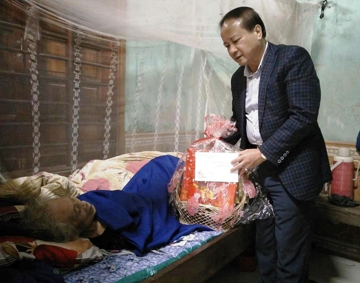 Đồng chí Chủ tịch UBMTTQVN tỉnh thăm và chúc tết Bà mẹ Việt Nam anh hùng Cao Thị Tuyết ở thôn Lâm Lang, xã Châu Hó, huyện Tuyên Hóa.
