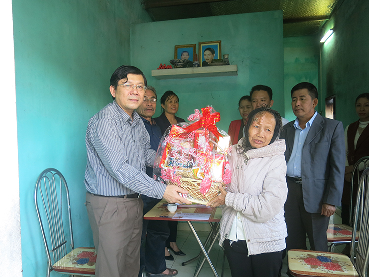 Đồng chí Nguyễn Hữu Dũng, Phó Chủ tịch Ủy ban Trung ương MTTQ Việt Nam tặng quà Tết cho gia đình bà Phan Thị Dưỡng