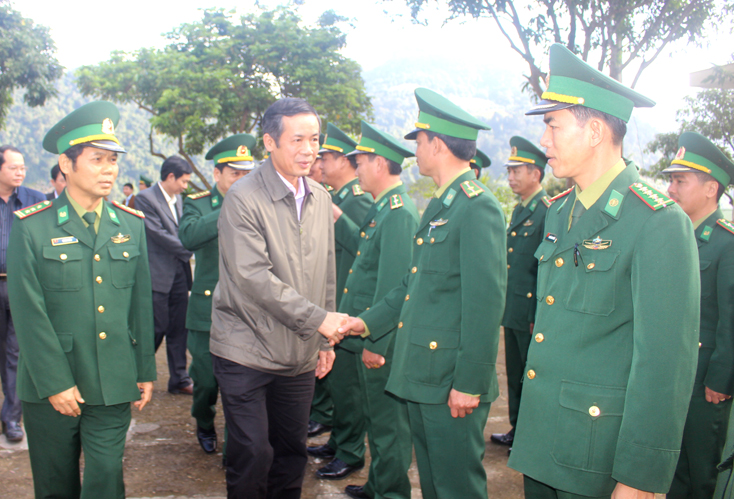 Đồng chí Trần Công Thuật, Phó Bí thư Thường trực Tỉnh ủy, Chủ tịch UBND tỉnh bắt tay cán bộ, chiến sỹ Đồn Biên phòng Làng Mô.