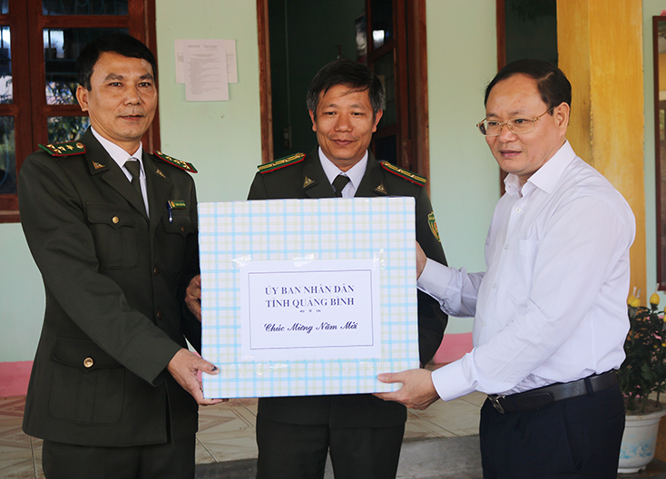 Đồng chí Lê Minh Ngân, Phó Chủ tịch UBND tỉnh tặng quà và chúc Tết cán bộ Trạm Kiểm lâm Long Đại, huyện Quảng Ninh.