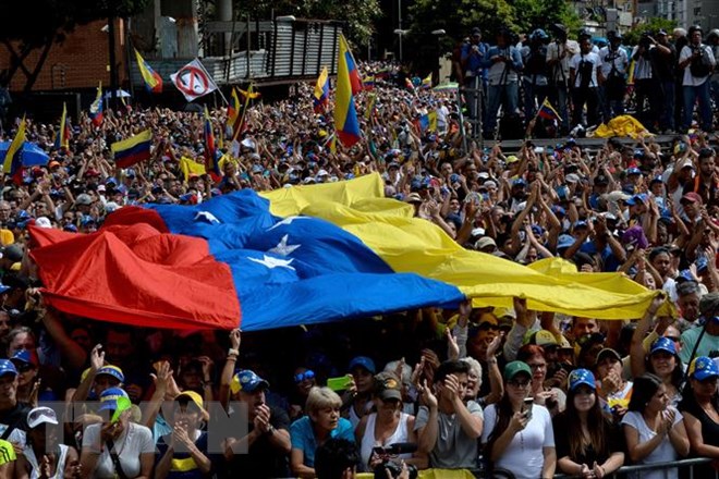 Những người ủng hộ Chủ tịch Quốc hội Venezuela (hiện do phe đối lập kiểm soát) Juan Guaido biểu tình phản đối Chính phủ tại Caracas ngày 23-1-2019. (Ảnh: AFP/TTXVN)
