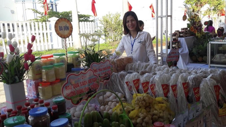 Gian trưng bày các sản phẩm hưởng ứng phong trào sản xuất, kinh doanh nông sản an toàn của hội viên Hội LHPN thị xã Ba Đồn