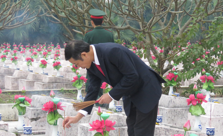 Đồng chí  Chủ tịch UBND tỉnh Trần Công Thuật cùng lãnh đạo các sở, ban, ngành, đoàn thể kính cẩn thắp hương lên phần mộ các anh hùng liệt sỹ.